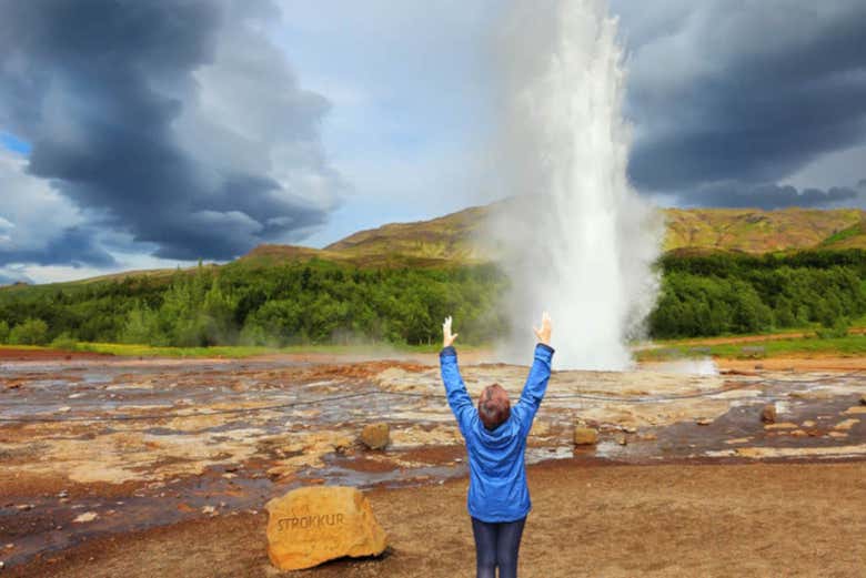Contemplando il geiser Strokkur