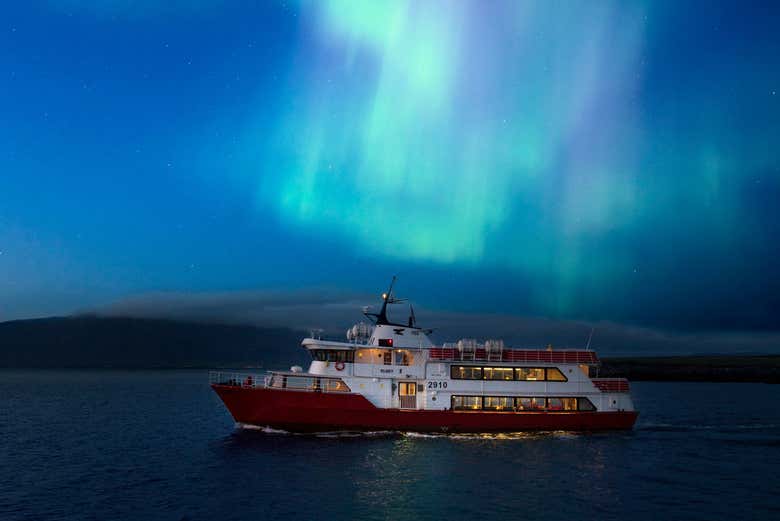 Navegaremos bajo la magia de las auroras boreales en Islandia