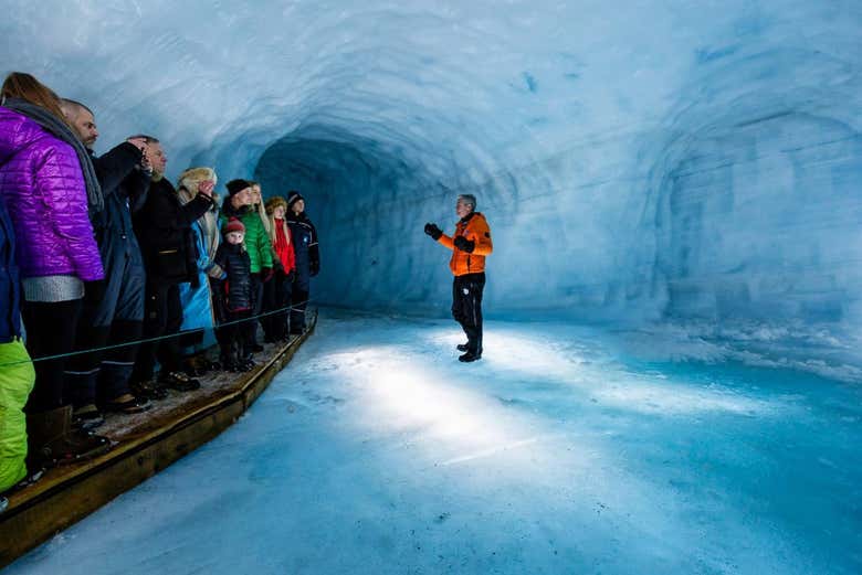 En el interior de la cueva de hielo