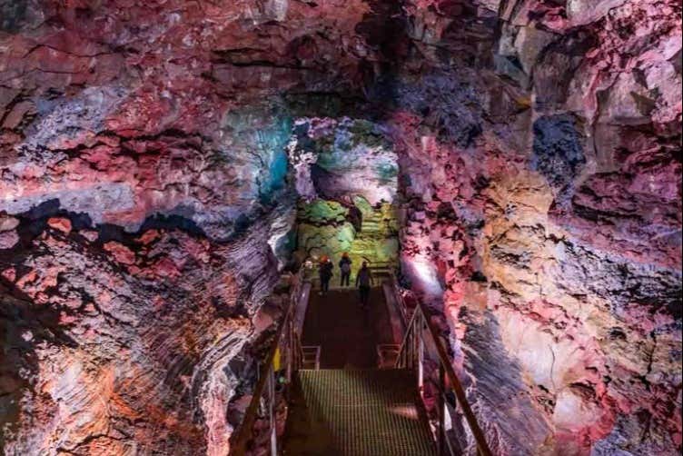 Admirando los diferentes colores del interior de la cueva