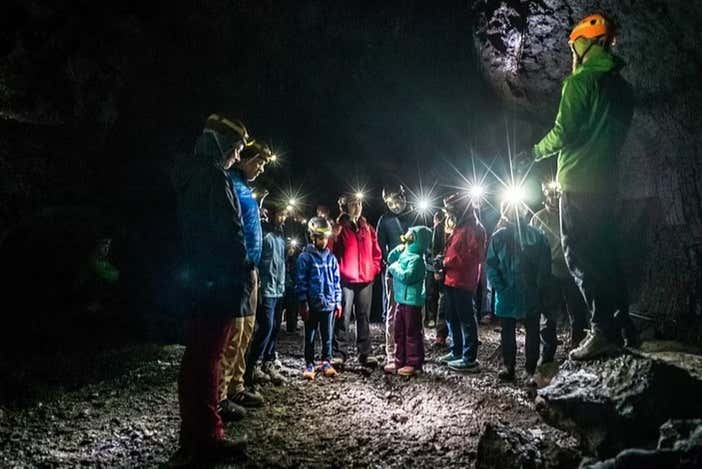 Entrando no interior na gruta de lava