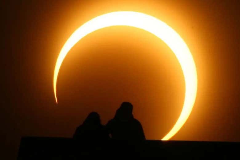 Dos personas contemplando el eclipse 