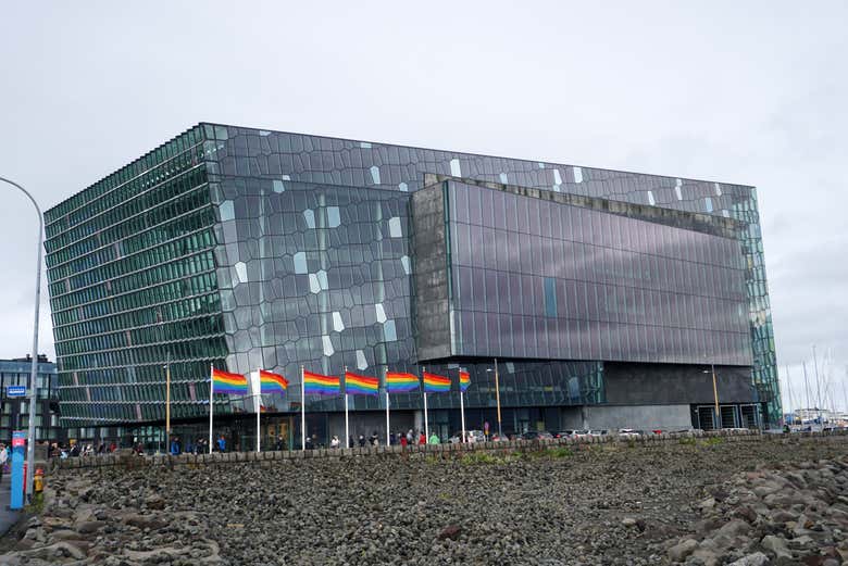 Acercándonos al edificio Harpa