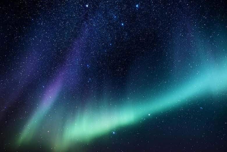 Las luces de las auroras boreales en el cielo