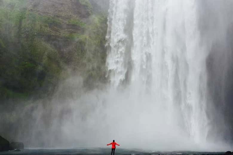 Un'imponente cascata islandese