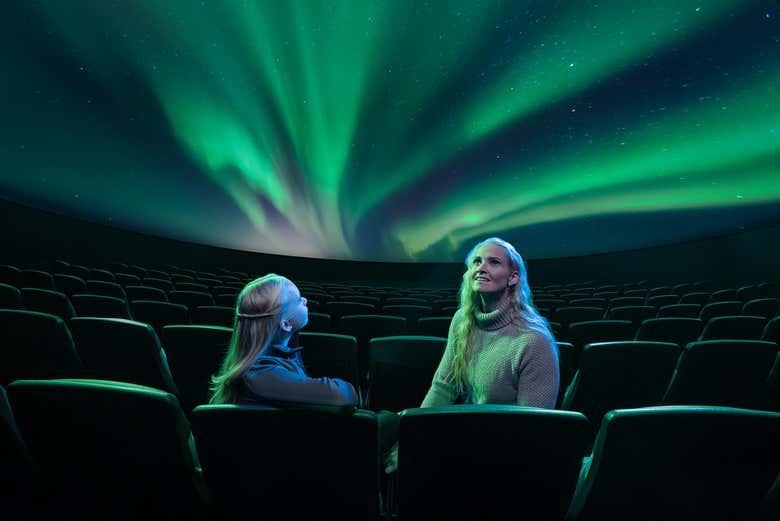 Contemplando la aurora boreal