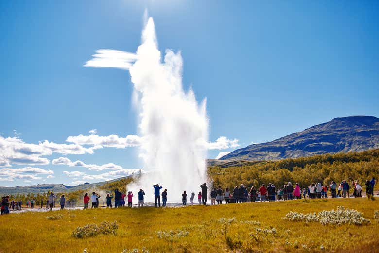 Contemplando el géiser Strokkur