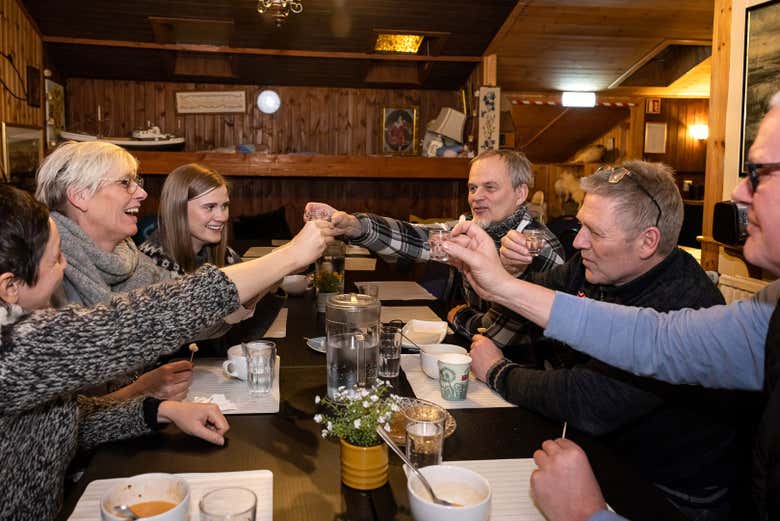 Disfrutando de la gastronomía islandesa en la mejor compañía