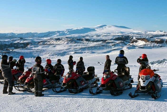 Turistas nas motos de neve