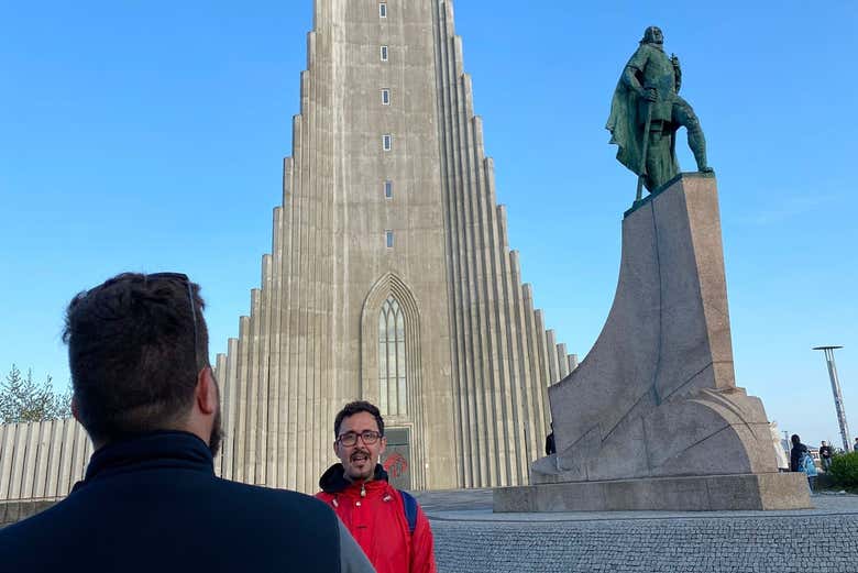 Passaremos em frente à igreja de Hallgrímskirkja