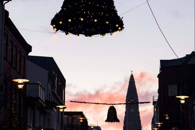 Decoración navideña frente a la iglesia Hallgrímskirkja
