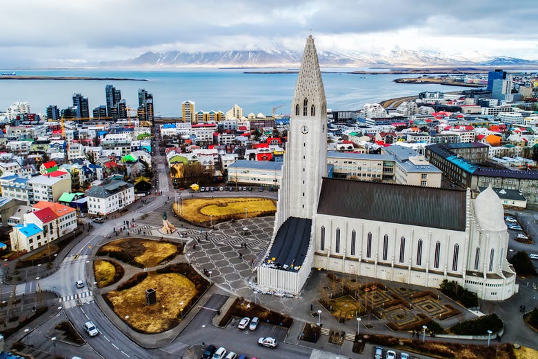 Reikiavik, con la iglesia Hallgrímskirkja en primer plano