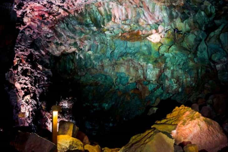 El interior de la cueva Leidarendi con tonos verdosos y rojizos