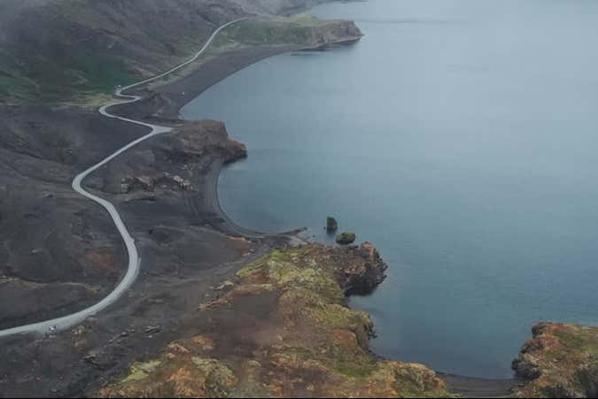 Preciosa panorâmica do lago Kleifarvatn