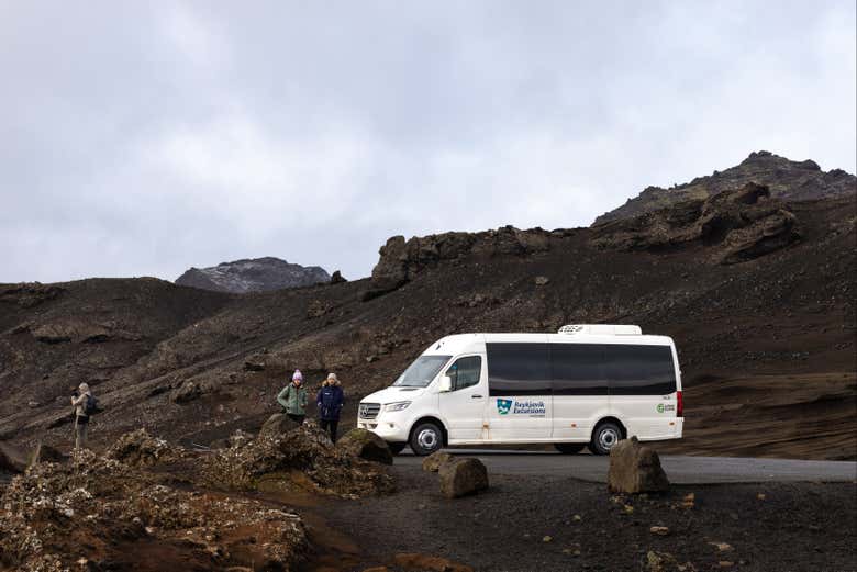 Chegaremos a Reykjanes em um confortável micro–ônibus
