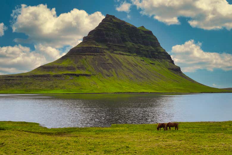 La montaña de Kirkjufell durante un día soleado