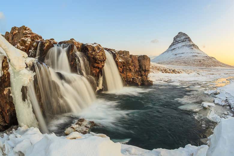 La montaña Kirkjufell en invierno