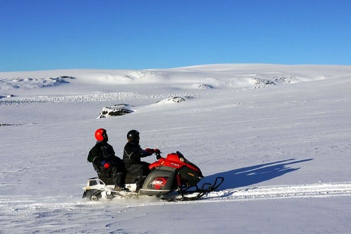 Percorrendo a Islândia de moto de neve
