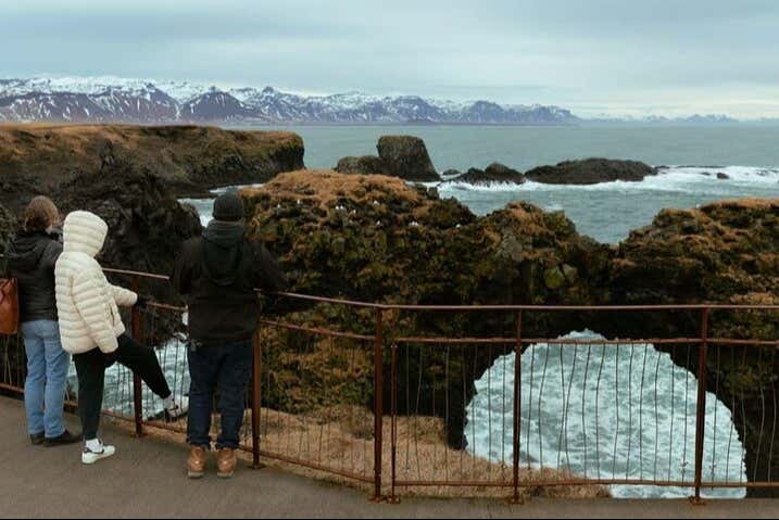 Contemplando el arco natural 