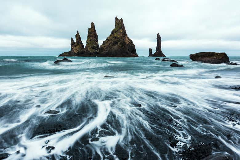 Las rocas de basalto de Reynisdrangar