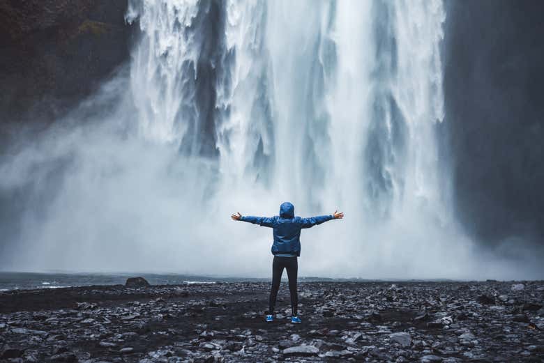 Foto com Skógafoss no fundo