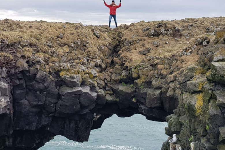 Turista sobre o arco Gatklettur
