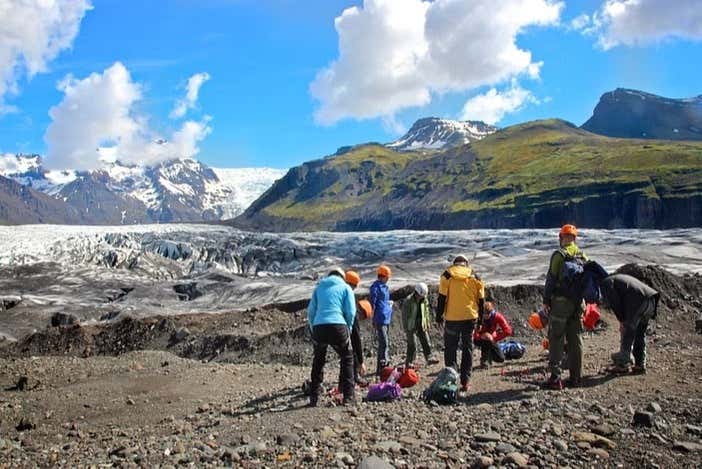 Colocándonos el equipo de escalada