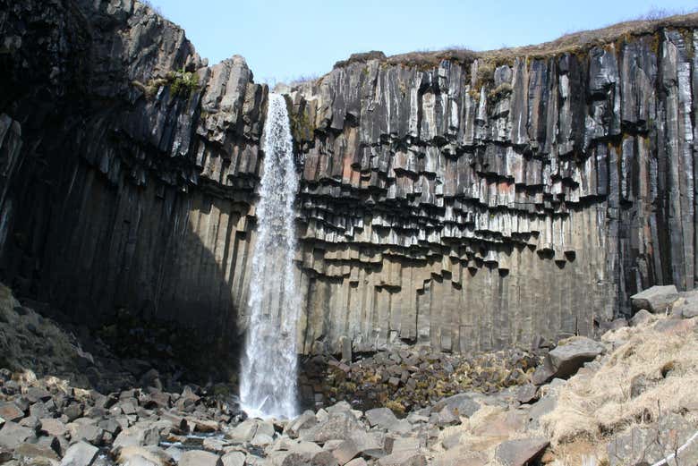 La famosa cascada Svartifoss con sus columnas de basalto negro