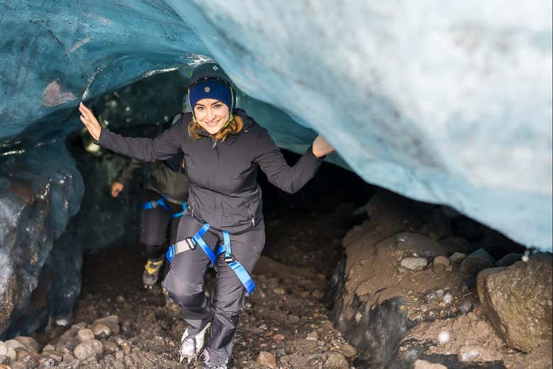 Posando para una foto en la cueva de hielo azul