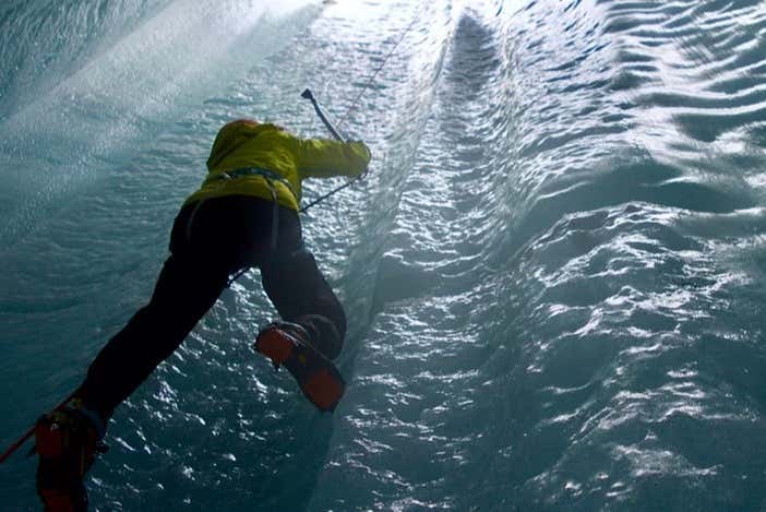 Escalade d'une paroi de glace