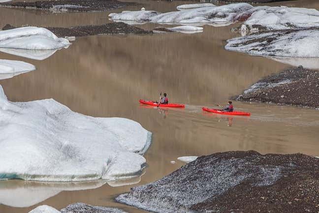Remando pelo glaciar Sólheimajökull