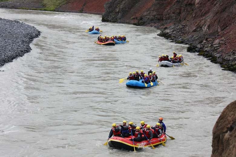 Descendo o rio glaciar do Oeste