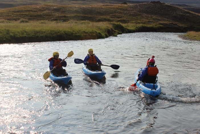 Um grupo de turistas remando