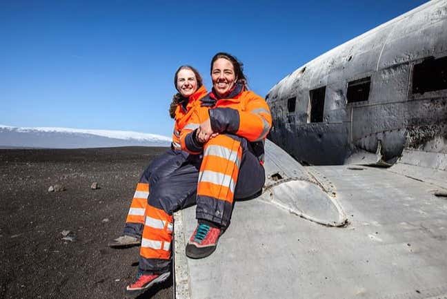 Una sosta vicion al relitto dell'aereo abbandonato
