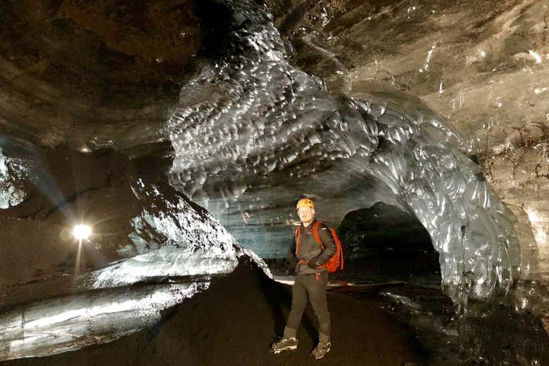 Explorando a gruta de gelo