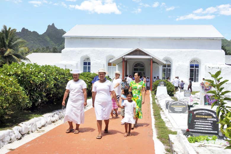 Visitando una delle chiese di Rarotonga