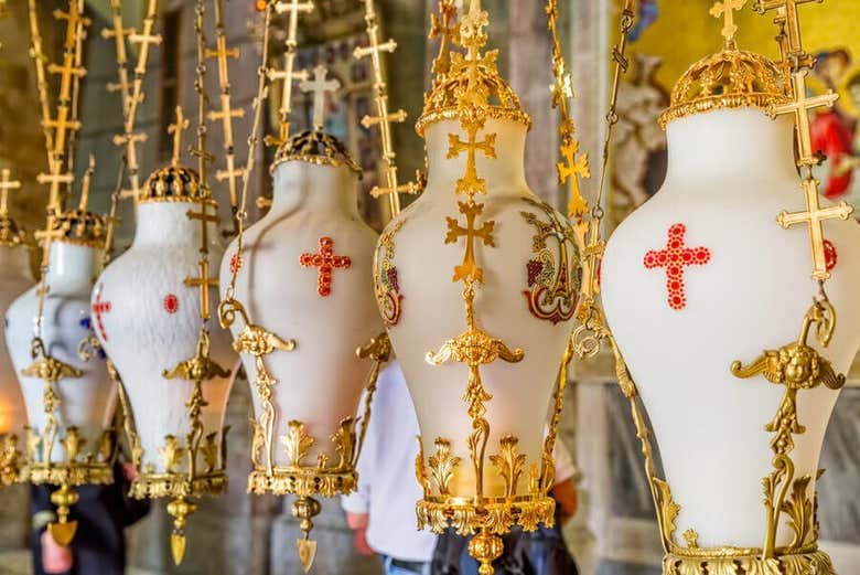 Lâmpadas de pedra na igreja do Santo Sepulcro
