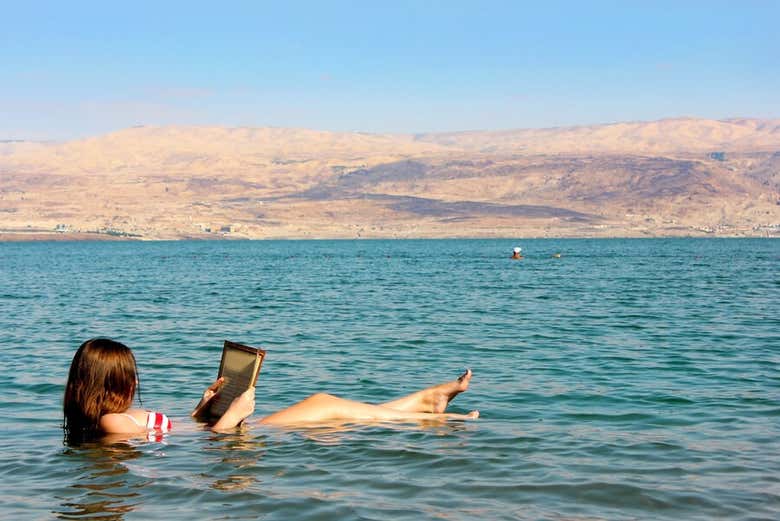 Flutuando nas águas do Mar Morto