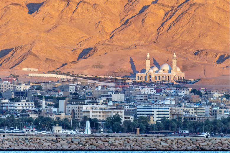 Panorâmica de Aqaba e sua mesquita