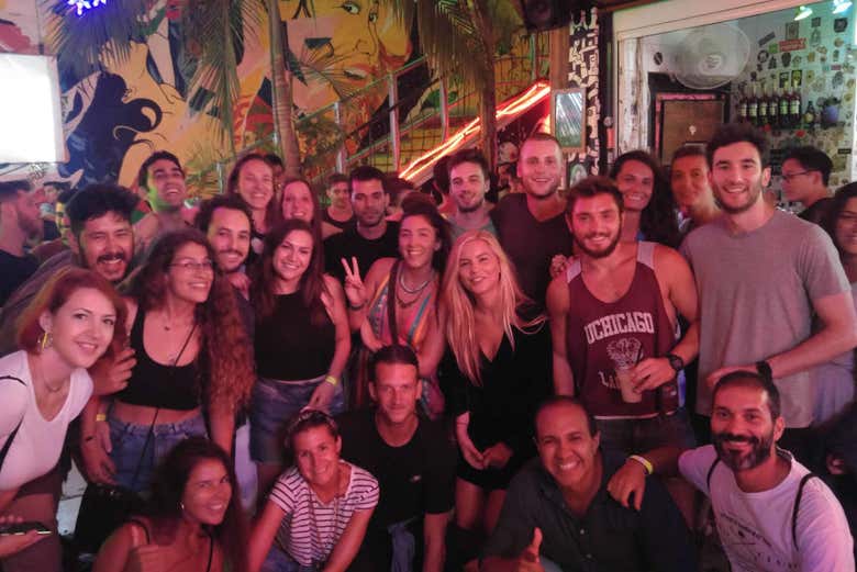 Um dos grupos fazendo o pub crawl
