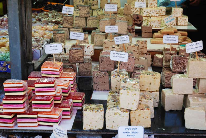 Puesto de halvas en el Mercado del Carmelo