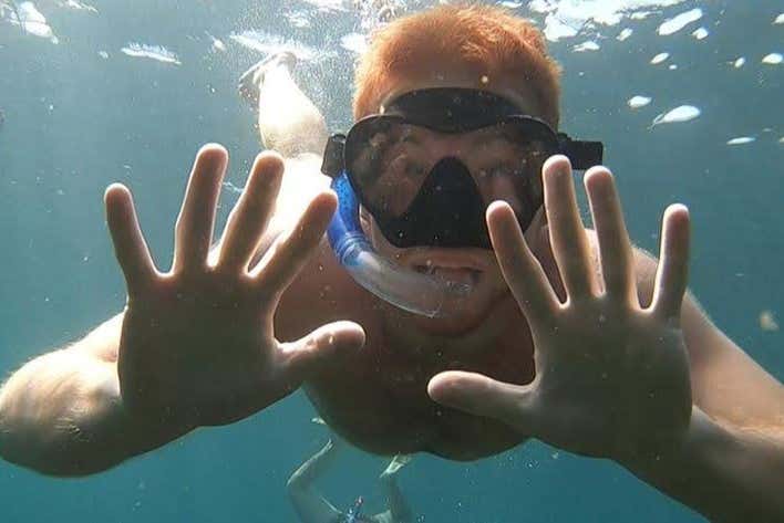 Un joven bajo el agua