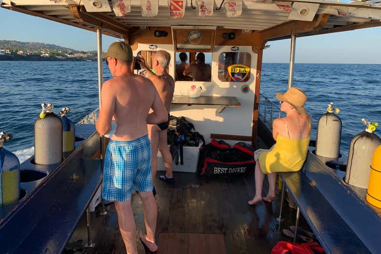 Profitez de la balade en bateau à Acitrezza