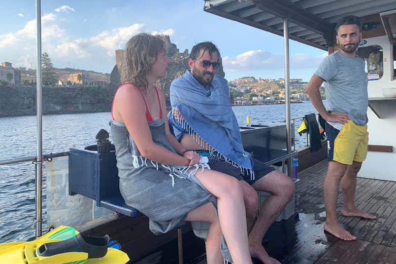 Naviguez près de la côte d'Acitrezza