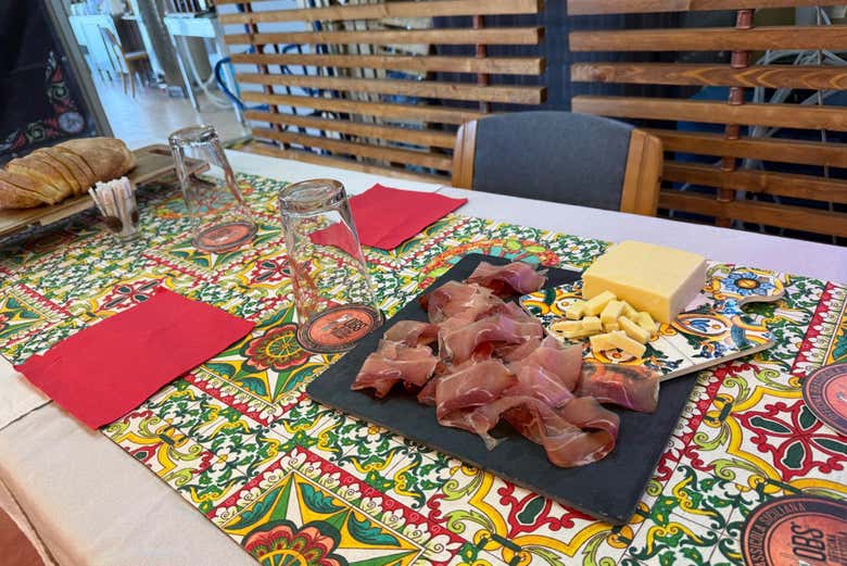 Embutidos y quesos sicilianos de la gastronomía local