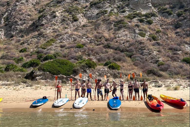 El grupo preparado para empezar el tour en kayak