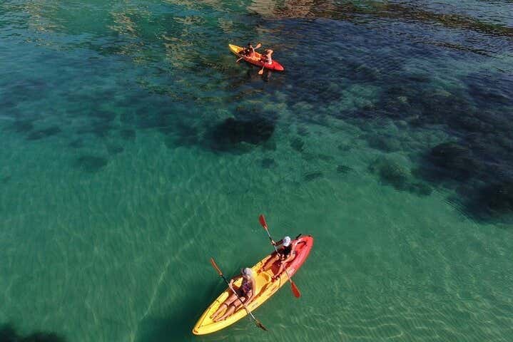 Vistas aéreas de los kayaks en las aguas de Torre Salsa