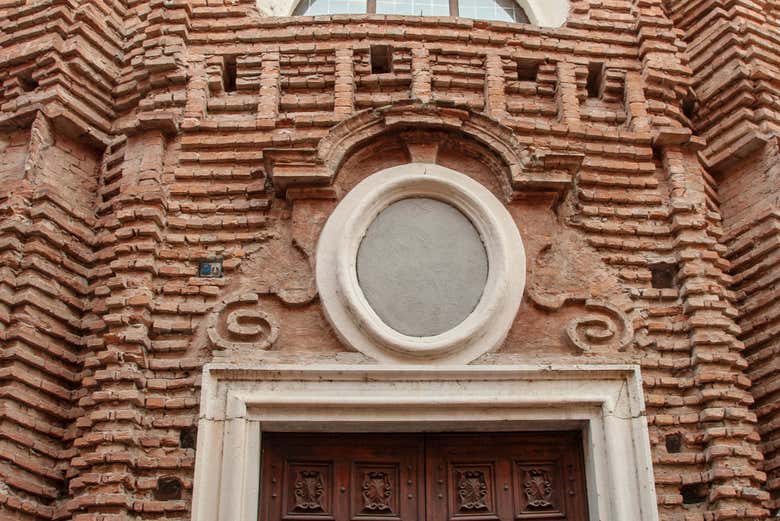 Admirando a igreja da Maddalena