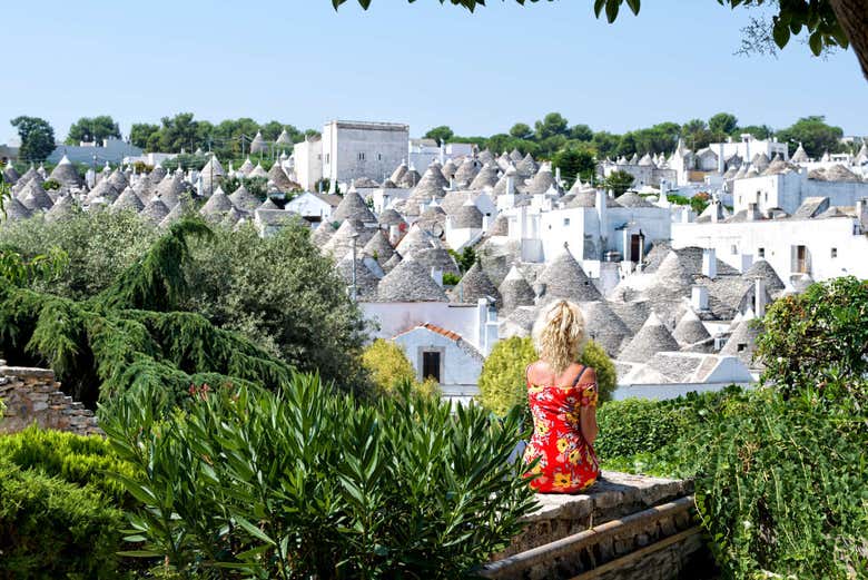 Contemplando as vistas de Alberobello de um mirante