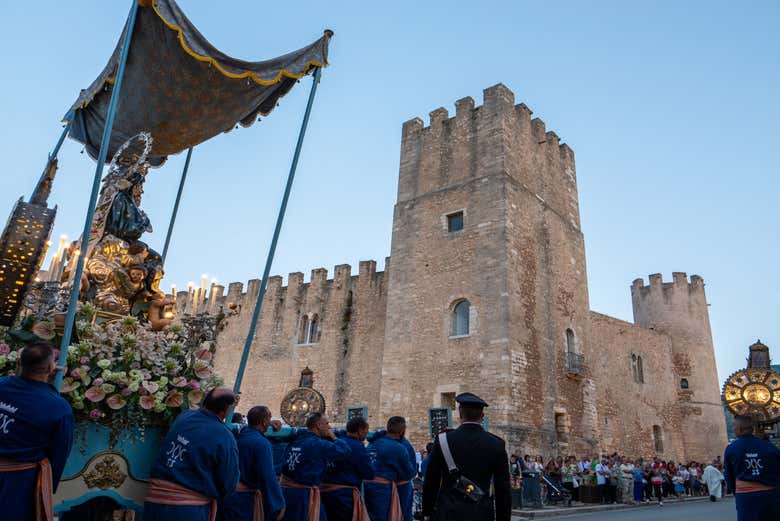 Il Castello di Alcamo durante una processione della città